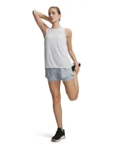 Shorts deportivos Under Armour Fly By 2 in 1 de color gris, con diseño de doble capa que incluye shorts exteriores ligeros y shorts de compresión integrados. Presentan cintura elástica fruncida y paneles de malla transpirable.