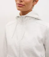 Campera deportiva Get Over de corte regular en color bordó, confeccionada en mezcla de algodón y poliéster. Posee capucha con cordón ajustable, cierre frontal de cremallera, mangas largas y bolsillos laterales tipo canguro.