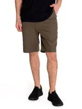 Short Caterpillar de lona elástica color verde militar, con cierre de cremallera y botón, bolsillos laterales y traseros, de calce regular y tiro medio.