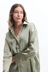 Camisa color verde oliva de manga larga confeccionada en tela satinada.