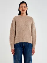 Sweater de tejido de punto peluche, color beige claro, con cuello redondo y manga larga. Presenta un calce recto y holgado.