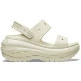 Sandalias tipo plataforma Crocs modelo Classic Mega Crush, color beige, con diseño de dos correas superiores y correa trasera ajustable. Presentan una suela gruesa con relieve y textura antideslizante.