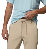Pantalón cargo Columbia modelo Tech Trail Utility Omni-Shield, de color beige, con bolsillos laterales en las piernas y corte recto.