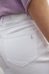 Bermuda de denim blanca, tiro medio, con cinco bolsillos y dobladillo en el borde de la pierna.