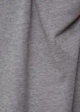 Vestido midi de punto fino con diseño entallado y evasé, cuello perkins y manga larga.