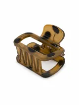 Pinza para el pelo rectangular con diseño de estampado animal print en tonos beige y marrón.