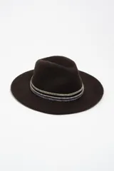 Sombrero de ala ancha confeccionado en lana, con copa estructurada y detalle de bandas decorativas trenzadas en la base de la copa.