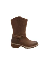Bota de caña media estilo texano confeccionada en cuero color café, con detalles de costuras decorativas en la parte superior y una tira con hebilla metálica ajustable en el tobillo. Cuenta con suela de goma con tecnología de amortiguación y taco cuadrado.