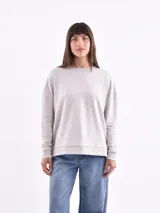 Sweatshirt de manga larga, color gris claro (hielo), con cuello redondo y puños y ruedo acanalados. Presenta un calce relajado.