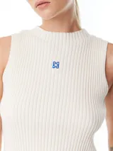 Musculosa azul de tejido de punto acanalado, corte entallado y cuello alto.
