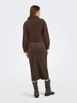 Campera trucker de twill color marrón con estampado animal print de leopardo en negro. Cuenta con cuello clásico, cierre de botones frontales, puños abotonados y bolsillos en el pecho.