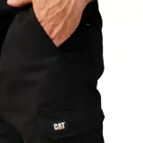 Pantalón cargo negro de corte recto con bolsillos laterales y puños elásticos en los tobillos.