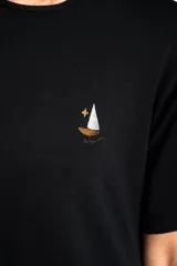 Vestido midi de punto negro con pequeño bordado de un velero en el pecho, mangas cortas y tajo lateral en el dobladillo.