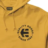 Canguro mostaza con capucha, bolsillo tipo canguro y logo de Etnies estampado en el pecho.