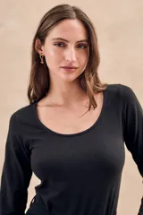 Remera negra de algodón y elastano, de manga larga y escote redondo.