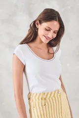 Remera de algodón peinado color camel, con ajuste al cuerpo, escote redondo con detalle calado y mangas cortas.