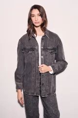 Sobrecamisa oversize de jean color gris oscuro con tachas plateadas en cuello y bolsillos.
