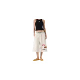 Short de felpa color arena, con cintura elástica con cordón ajustable blanco, bolsillos laterales y varios parches bordados decorativos en el frente.