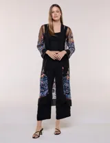 Cardigan kimono largo de tul negro semitransparente, con mangas largas y bordados multicolor de estilo paisley.