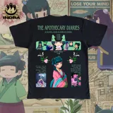 Remera negra con estampado de MaoMao, personaje del anime Diarios de la Boticaria, con texto en inglés y japonés.