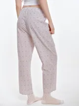 Pantalón de dormir de corte recto y calce relajado, confeccionado en popelina de algodón con estampado de rayas verticales y pequeños puntos bordados. Presenta cintura elastizada para mayor comodidad.