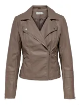 Campera biker corta de cuero sintético negro con cierre frontal asimétrico, solapas con muesca, bolsillos con cierre y detalles acolchados en las mangas.