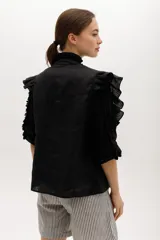 Chaleco celeste de lino con cuello mao, cierre frontal con botones y volados en hombros y bolsillos.