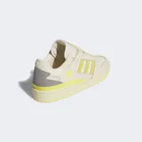 Championes Adidas Forum Low CL de diseño urbano, con base en color crema, detalles en amarillo vibrante en las icónicas tres tiras, logo y suela, y un panel gris en el talón.