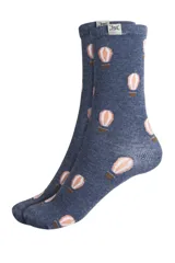 Par de medias de caña media color azul con diseño de globos aerostáticos en color salmón.