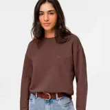 Buzo deportivo de cuello redondo y mangas largas, con diseño liso en color marrón y pequeño logo bordado en el pecho.