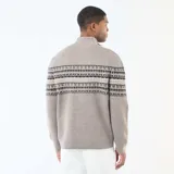 Sweater de punto en color beige con diseño jacquard geométrico en la parte superior. Presenta cuello chimenea con cierre frontal parcial y puños y ruedo acanalados.