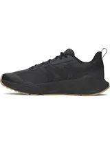 Championes de entrenamiento Under Armour modelo Charged Commit TR 5, color negro con detalles en beige en la suela. Presentan parte superior de malla transpirable con revestimientos de cuero, entresuela Charged Cushioning para absorción de impactos y suela de goma con refuerzos laterales.