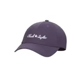 Gorra de béisbol color violeta con logo "Chuck Taylor" bordado en blanco en el frente.