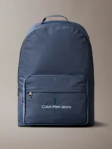 Mochila azul de poliéster reciclado con logo Calvin Klein Jeans estampado en el bolsillo frontal.