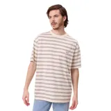 Remera de manga corta con diseño a rayas horizontales en tonos beige, marrón y gris. Presenta un bolsillo frontal en el pecho con el logo de la marca bordado y un corte holgado.