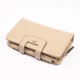 Billetera color beige con cierre de broche y cierre de cremallera.