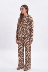 Pantalon de corte recto y holgado, confeccionado en tejido de lanilla con estampado animal print tipo cebra en tonos marrón y beige. Presenta cintura elástica para mayor comodidad.