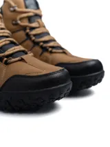 Bota de trekking de caña alta modelo Alpes, confeccionada en ecocuero marrón con refuerzos negros en puntera y talón. Cuenta con cuello acolchado, ojalillos metálicos, cordones bicolores y suela dentada antideslizante con entresuela blanca.