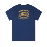 Remera azul de manga corta con cuello redondo y estampado gráfico en el pecho con texto en color amarillo.