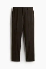 Pantalón sastrero de corte slim fit en color marrón oscuro, con bolsillos laterales y raya central marcada.