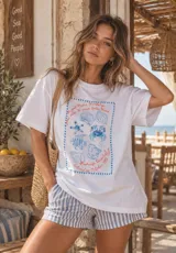 Remerón blanco de corte oversize y mangas cortas, con estampa frontal de temática marina en tonos azules y rojos.