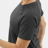Remera deportiva Salomon modelo Outline, de color negro, manga corta y cuello redondo, diseñada especialmente para senderismo y actividades al aire libre.