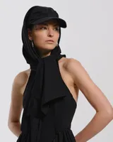 Gorra con visera curva y sistema de ajuste trasero. Incluye pañuelo integrado de seda con estampado abstracto en tonos grises y blancos.