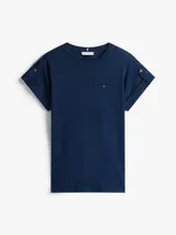 Remera de canalé color azul marino con cuello redondo y mangas cortas con detalle de dobladillo enrollado. Presenta el logo de la marca bordado en el pecho.