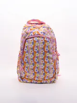 Mochila con estampado psicodélico de flores blancas sobre fondo de ondas en tonos lila, naranja y amarillo. Posee doble cierre, tirantes ajustables y asa superior en color rosa.
