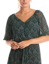 Vestido midi de gasa estampada con diseño de hojas, escote en V cruzado y mangas cortas fluidas. Presenta cintura elastizada con lazo ajustable y falda con volados escalonados que aportan movimiento. Incluye forro interno a tono.