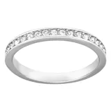 Anillo delgado plateado con una hilera de cristales blancos.