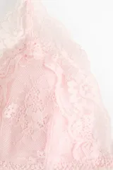 Soutien de encaje color rosado, de diseño triangular con relleno extraíble y breteles ajustables.