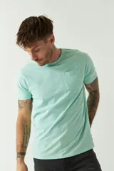 Remera de hombre color ladrillo, lisa, de corte regular, con bolsillo en el pecho, manga corta y cuello redondo. Confeccionada en algodón.