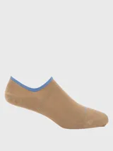 Calcetín invisible de corte bajo, color beige con borde superior en tono azul. Confeccionado en tejido suave y elástico, ideal para usar con zapatillas.